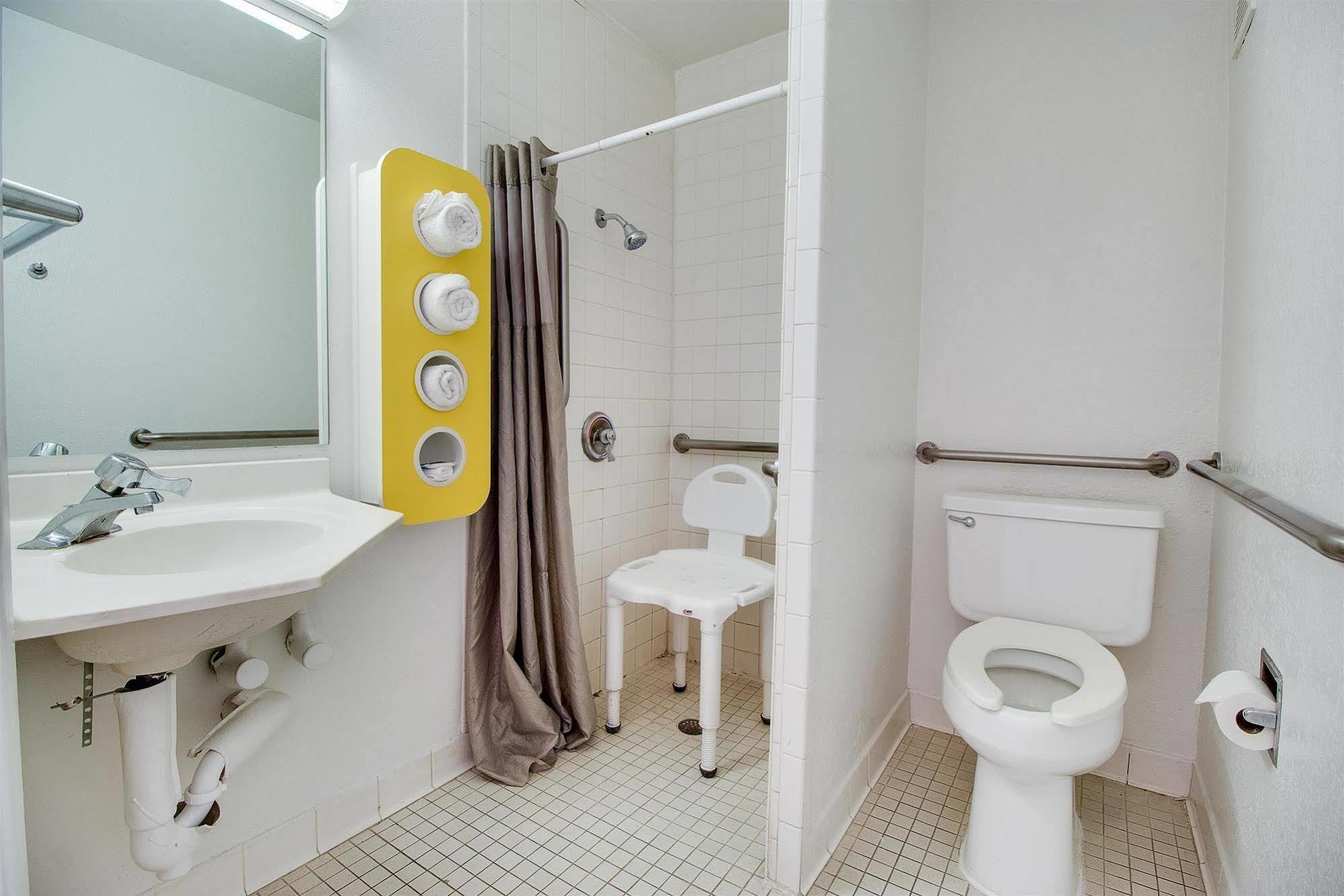 Hotel 6-phoenix, Az - East