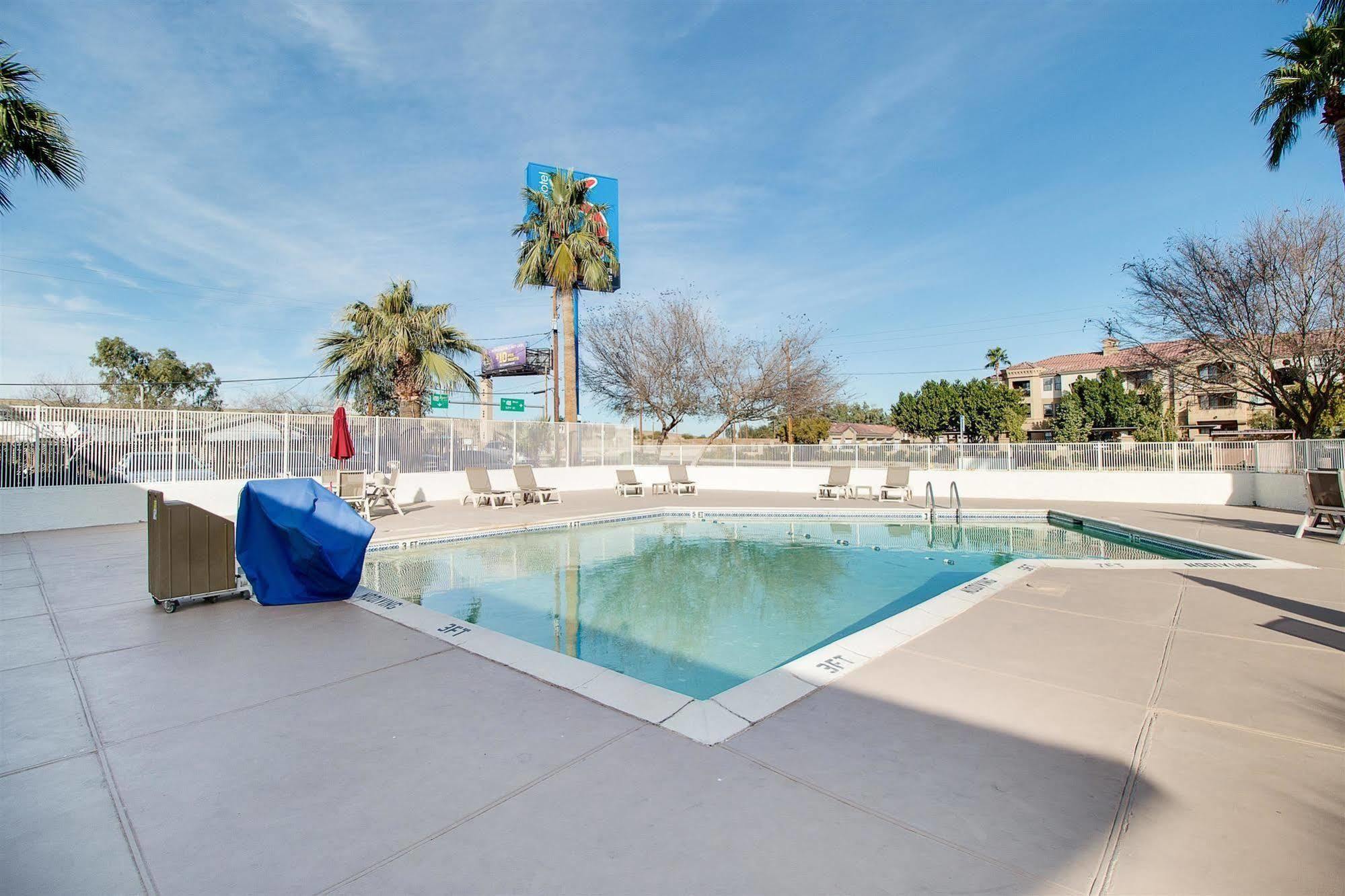 Hotel 6-phoenix, Az - East