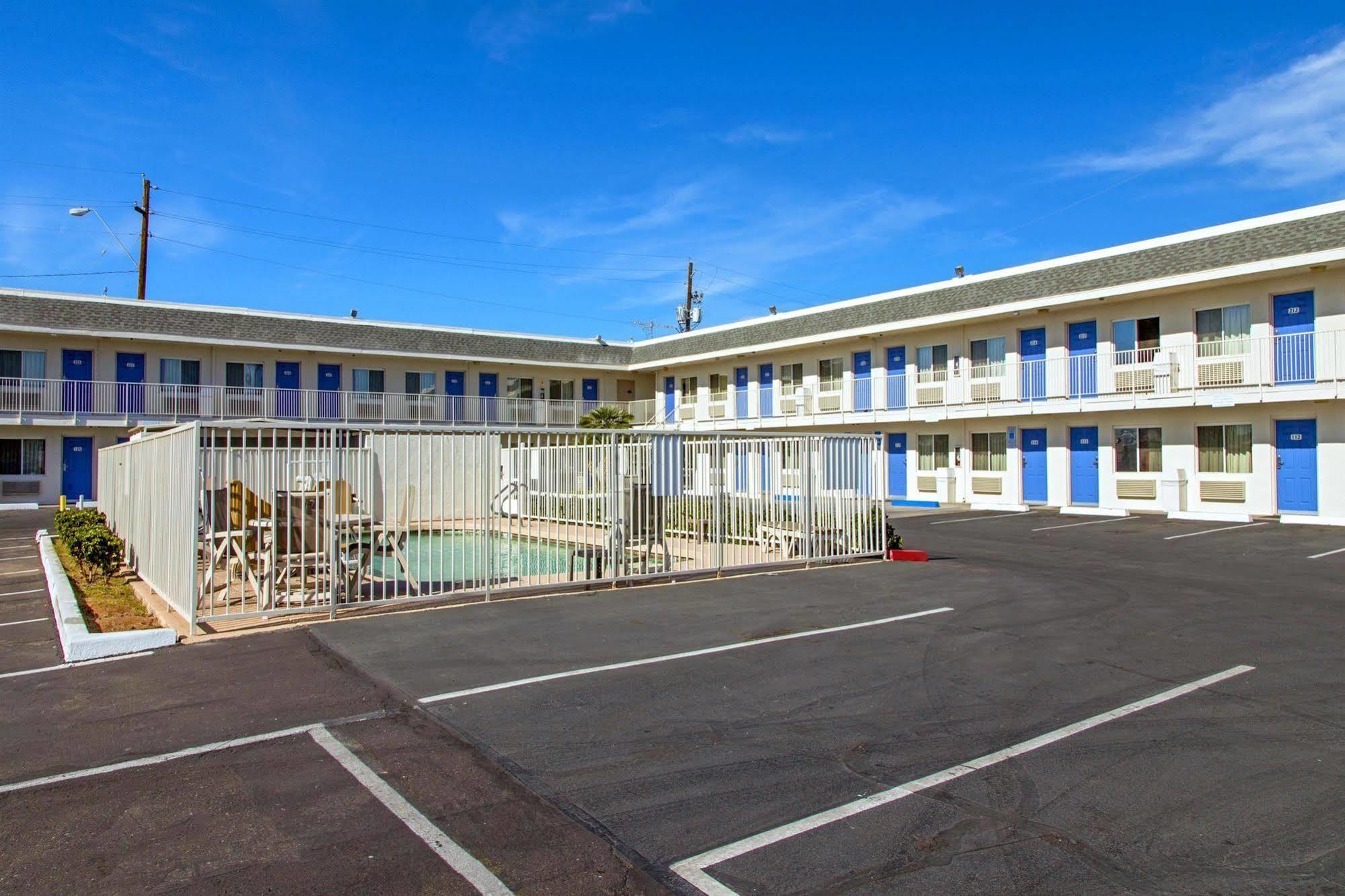 Hotel 6-phoenix, Az - Airport - 24th Street 2*