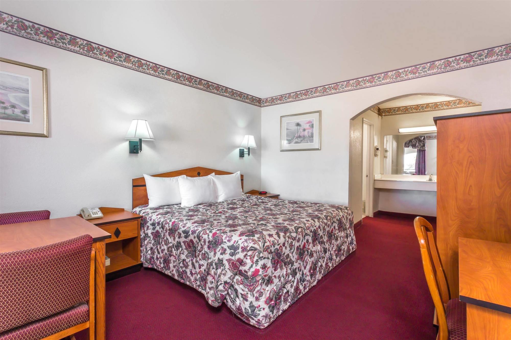 Days By Wyndham Airport - 2* Phoenix