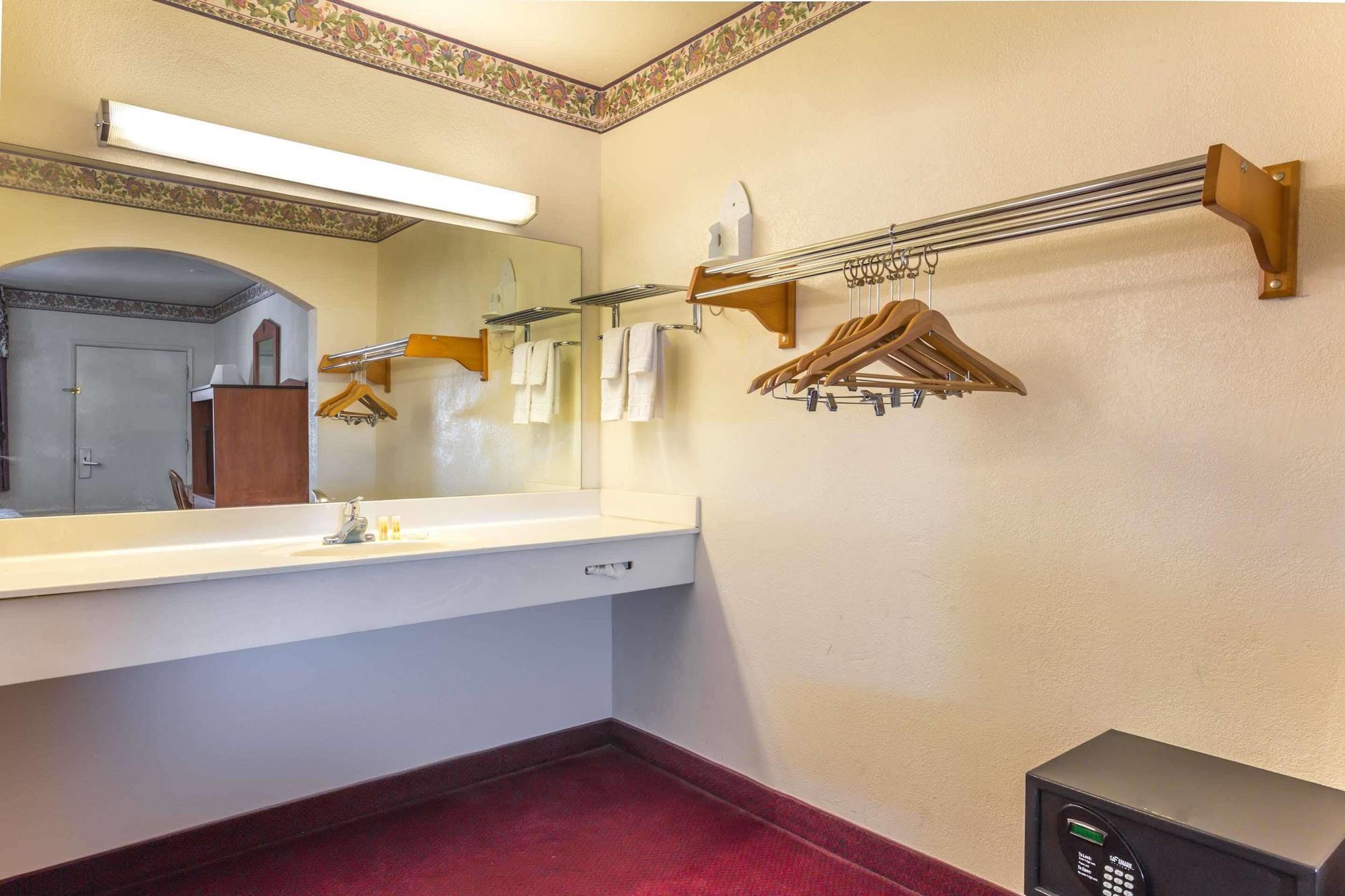 Days By Wyndham Airport - Hotel Phoenix
