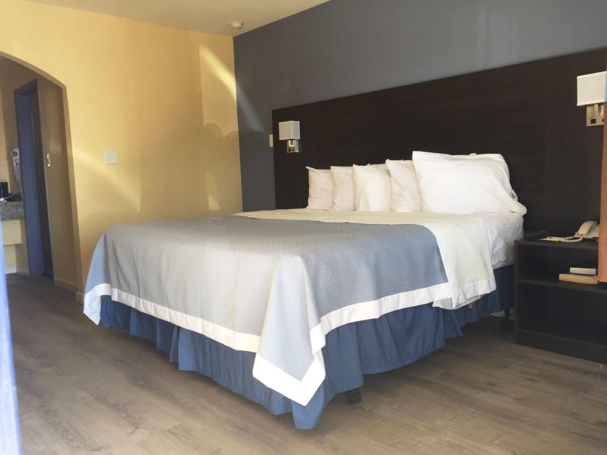 Days By Wyndham Airport - 2*