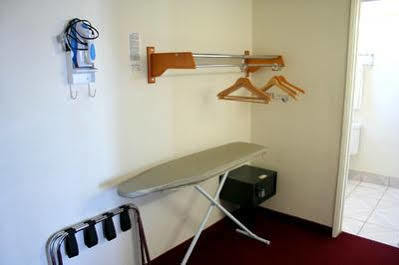 Days By Wyndham Airport - Hotel