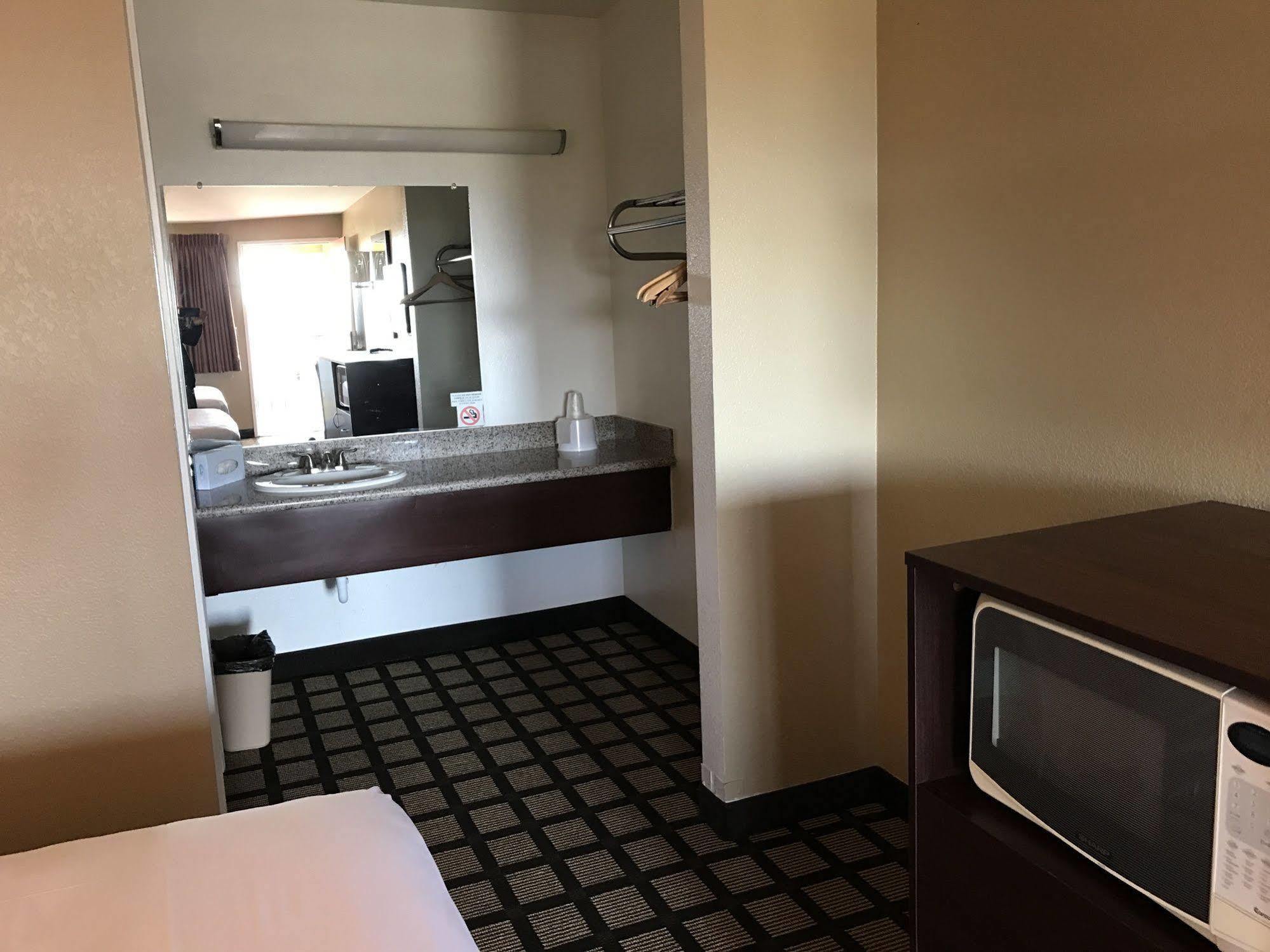 Motel Travelers -