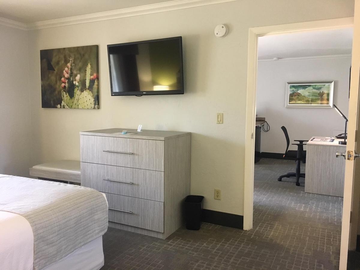 Western Innsuites & 3* Phoenix