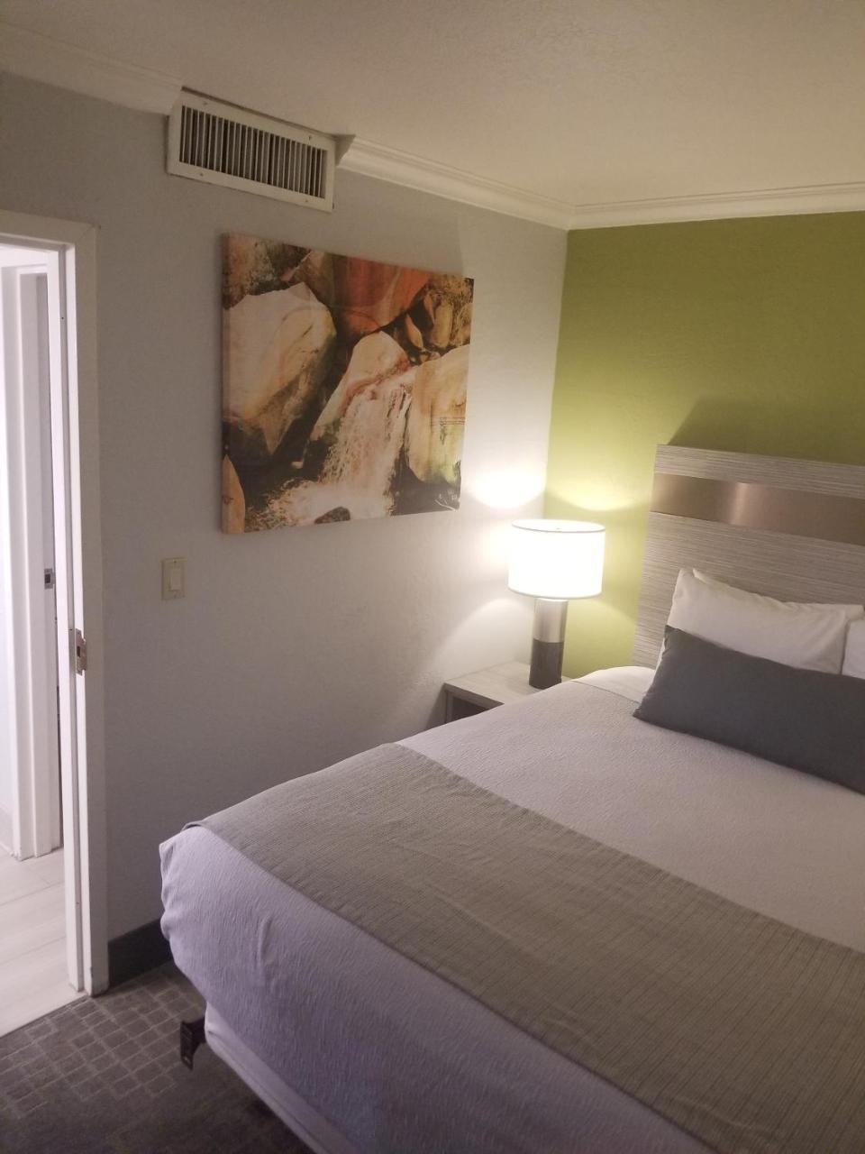 Western Innsuites & Hotel