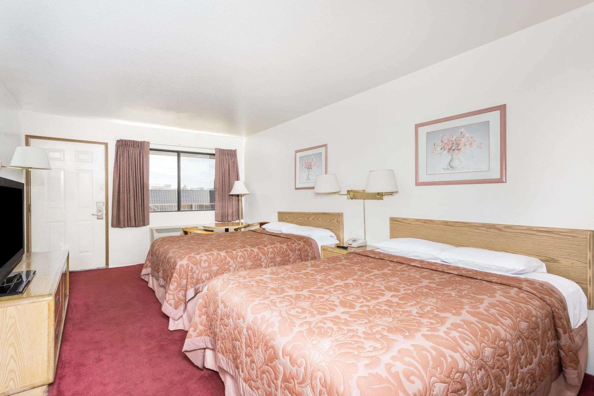 Hotel Super 8 By Wyndham Metro North 2*