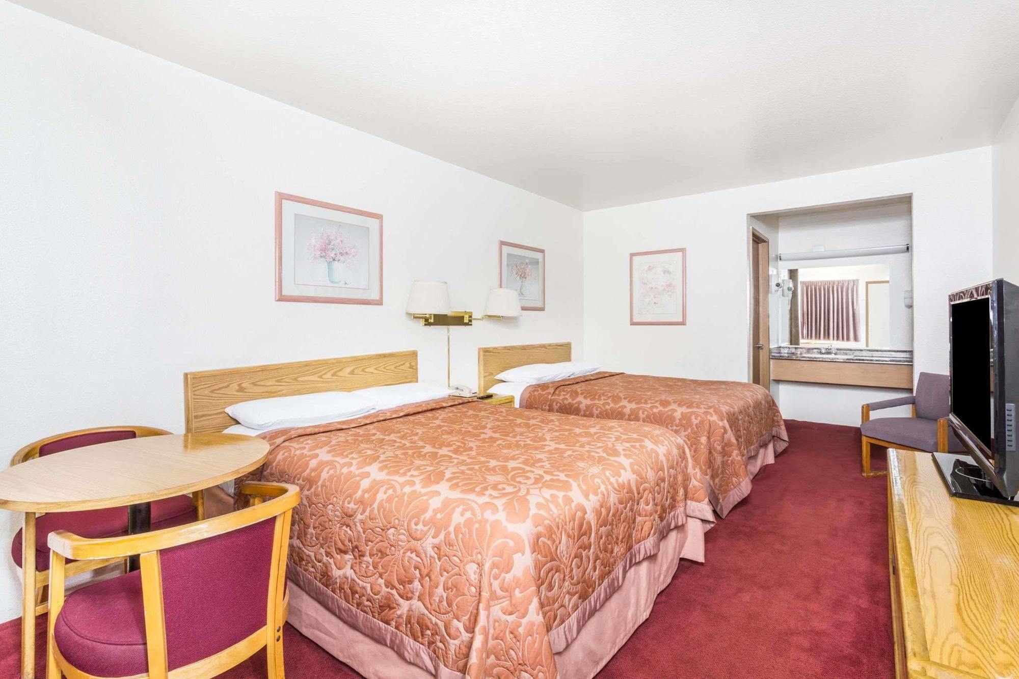 Super 8 By Wyndham Metro North