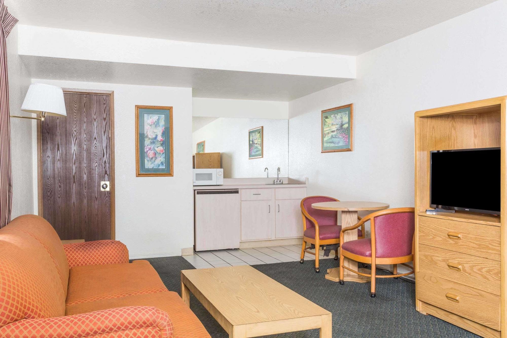 Super 8 By Wyndham Metro North