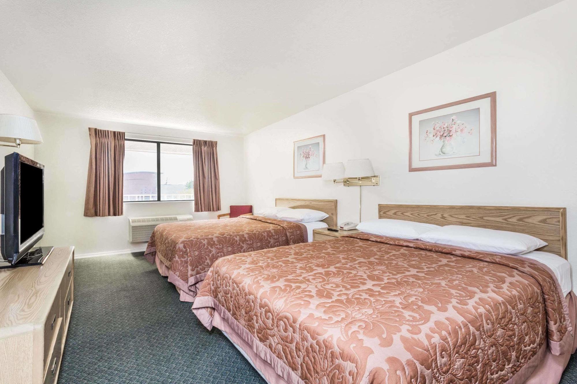 Hotel Super 8 By Wyndham Metro North