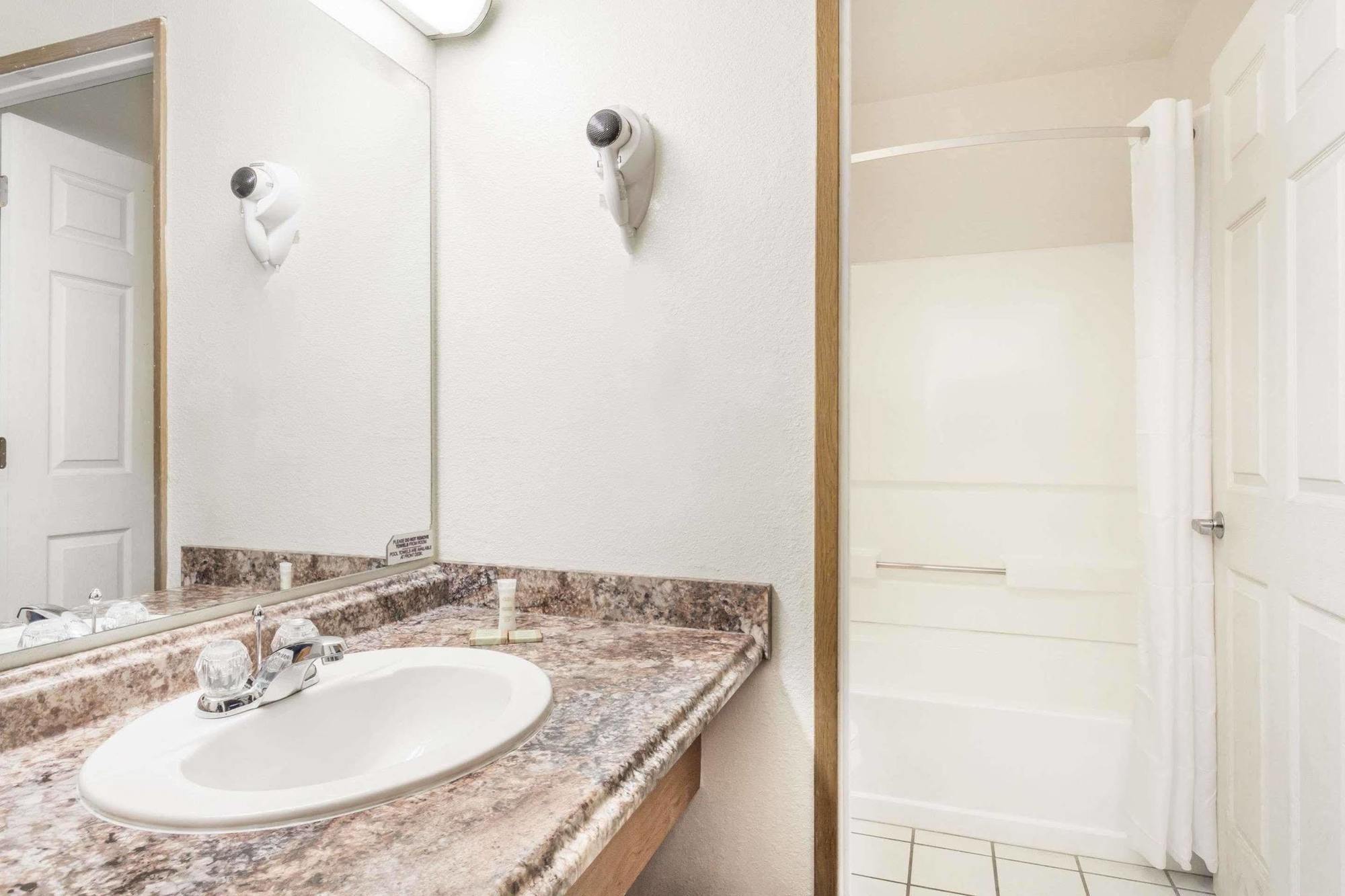 Hotel Super 8 By Wyndham Metro North 2*
