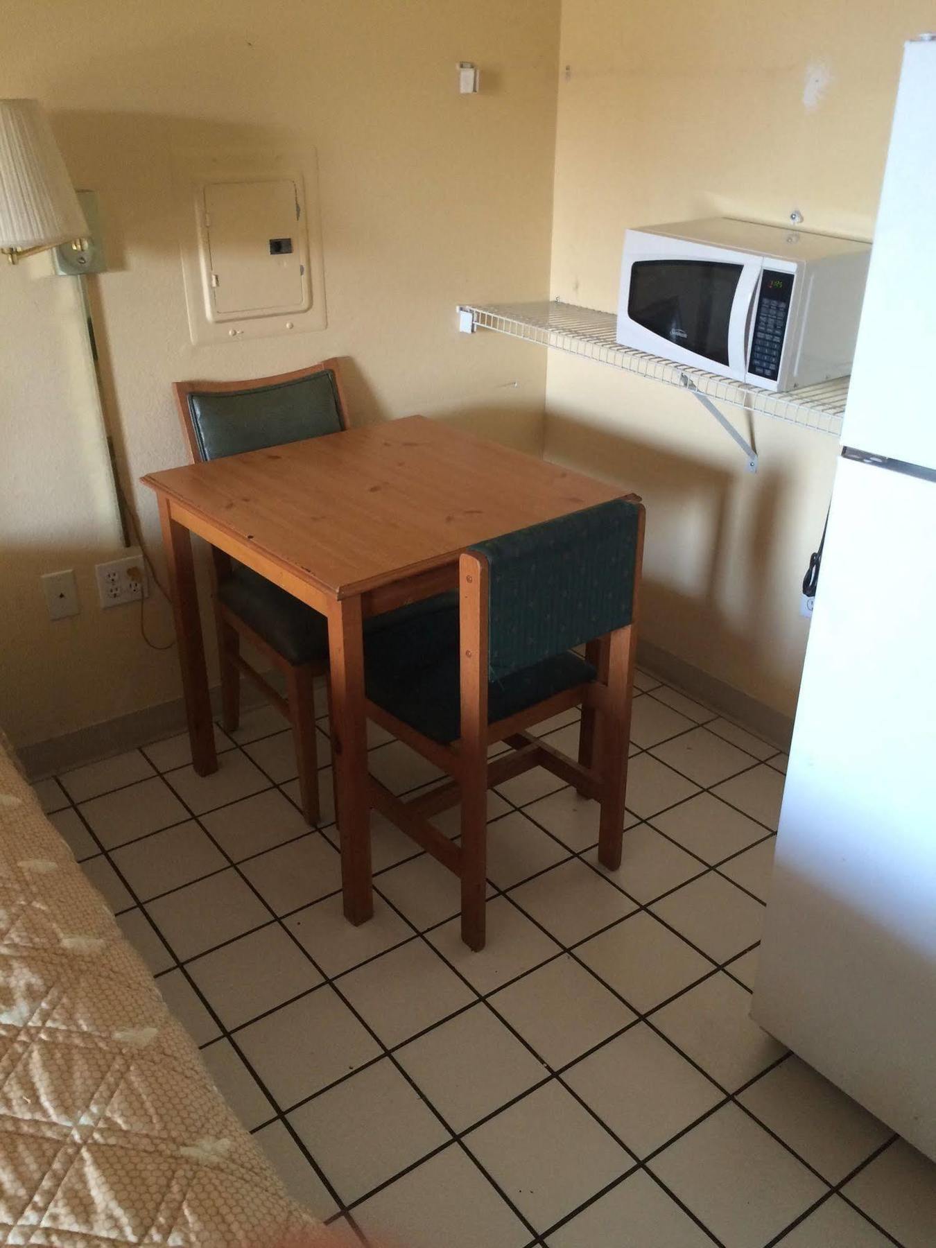 Motel Hometowne By Red Roof - Dunlap Ave 2*