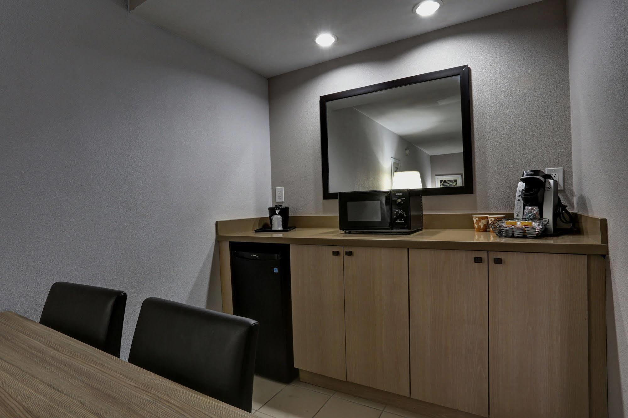 Hotel Greentree & Sky Harbor 3*