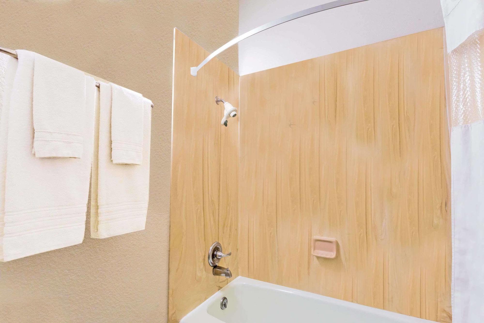 Howard Johnson By Wyndham Airport/downtown Area Hotel 2*