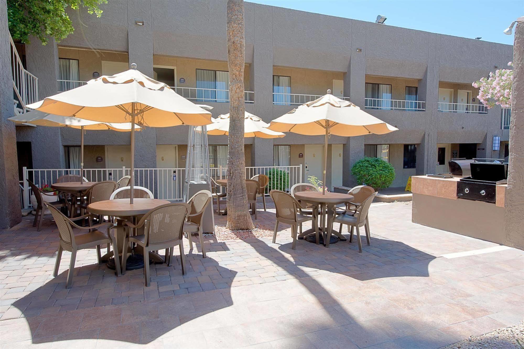 Western Innsuites & Hotel 3*