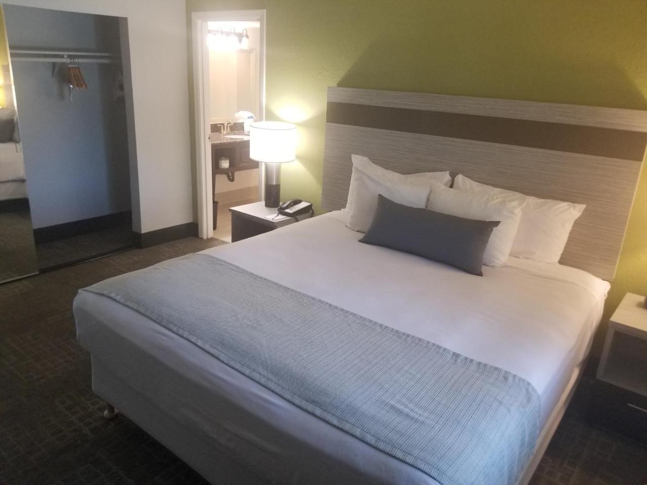 Western Innsuites & Hotel 3*
