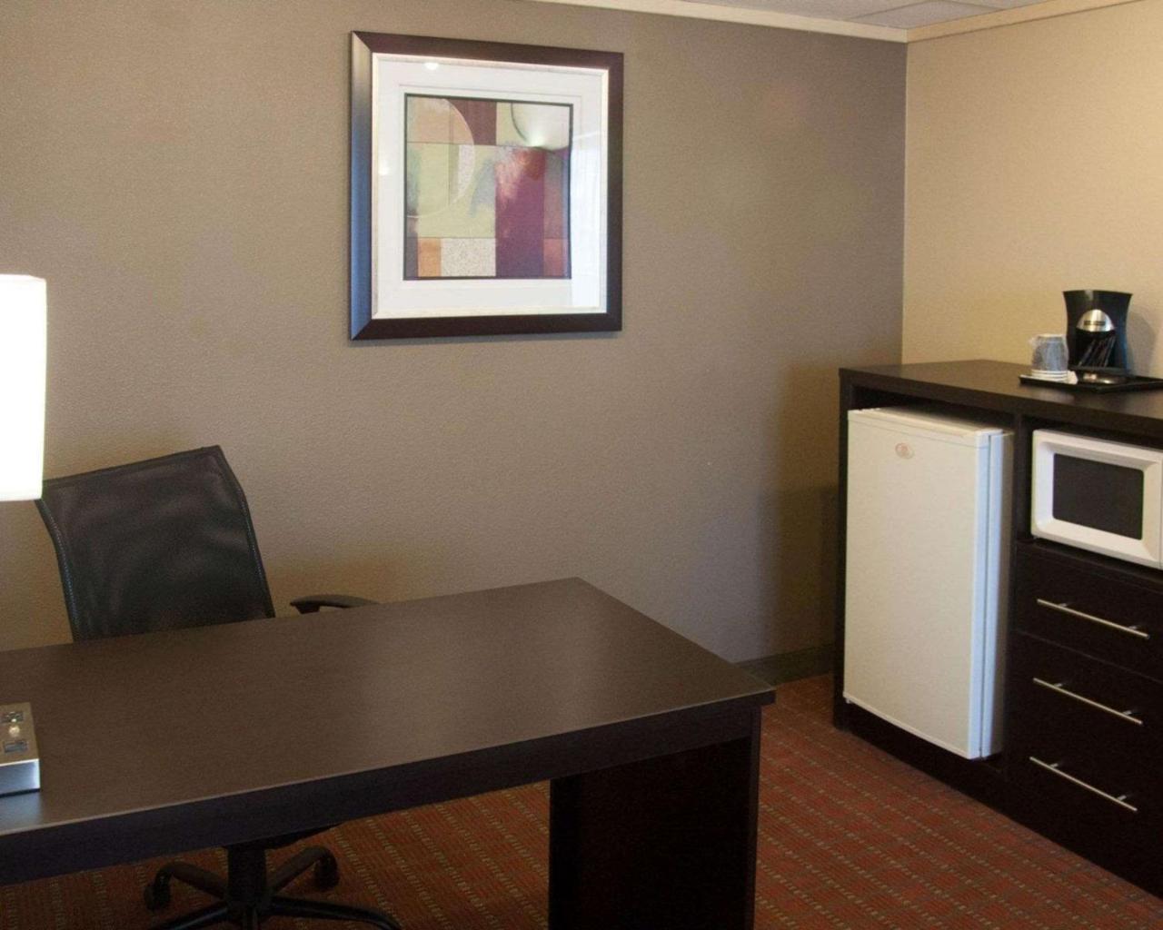 Hotel Quality Airport 3*