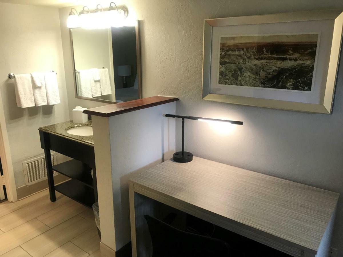Hotel Western Innsuites &