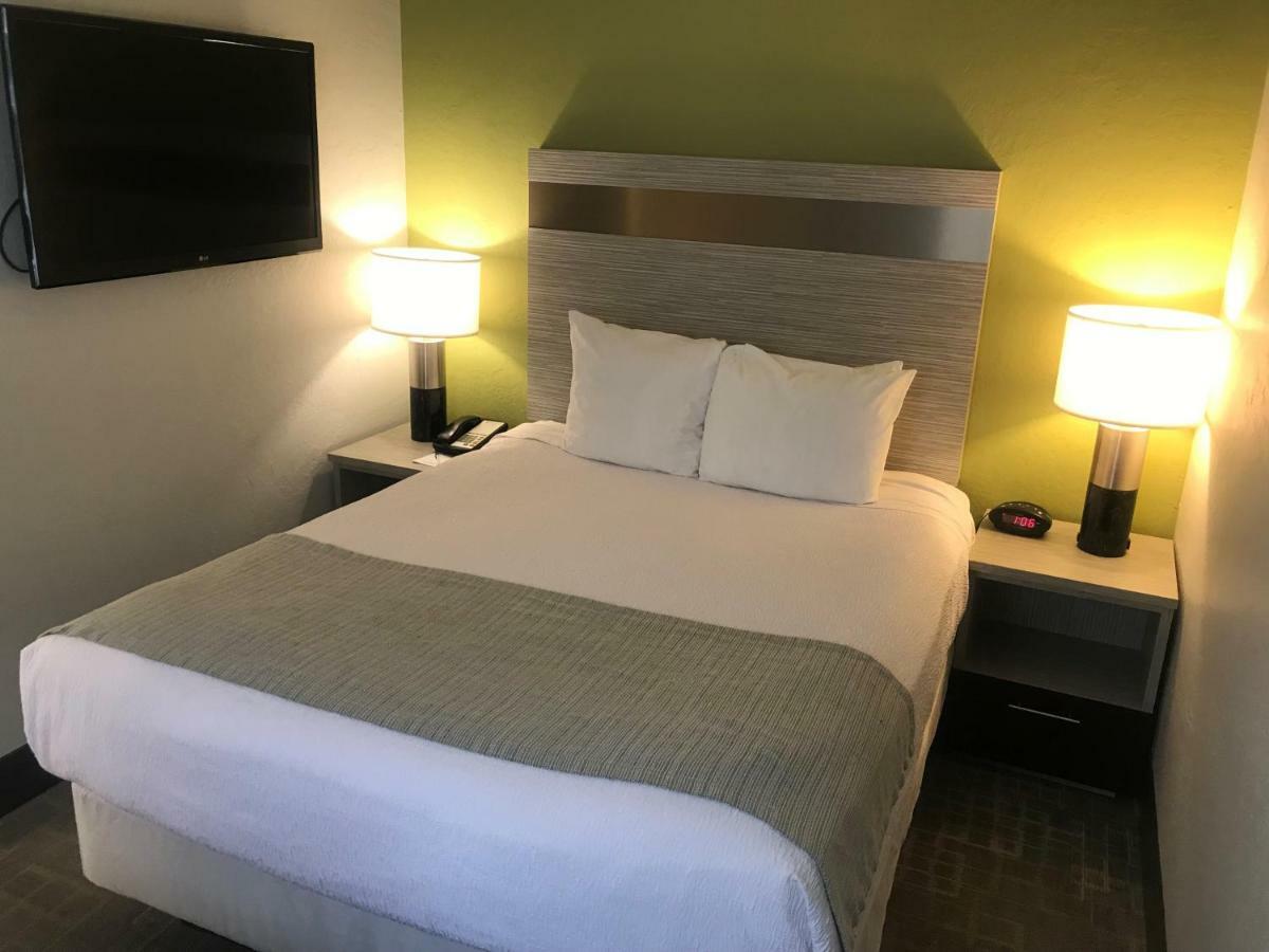 Hotel Western Innsuites &