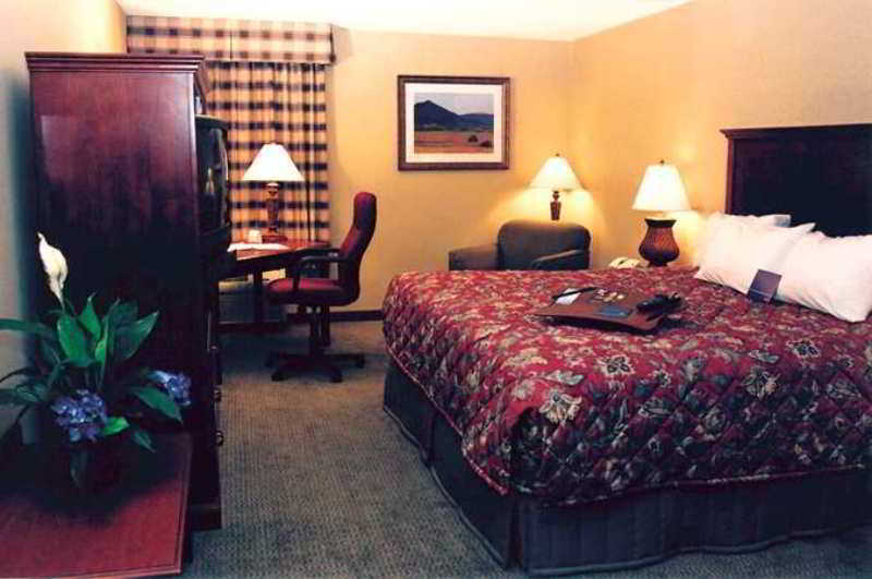Greentree & Sky Harbor Hotel 3*