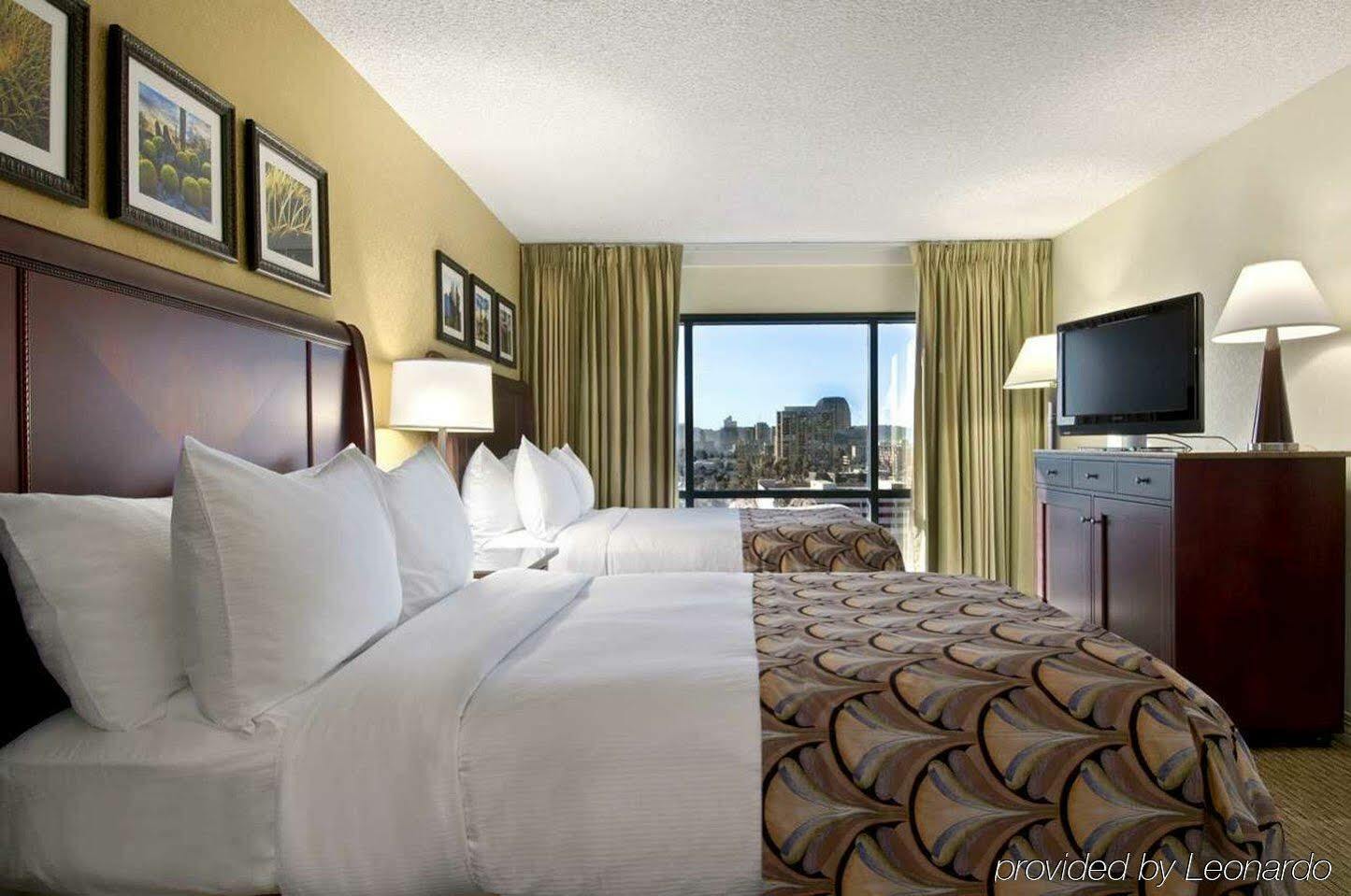 Hotel Embassy By Hilton Downtown North Phoenix