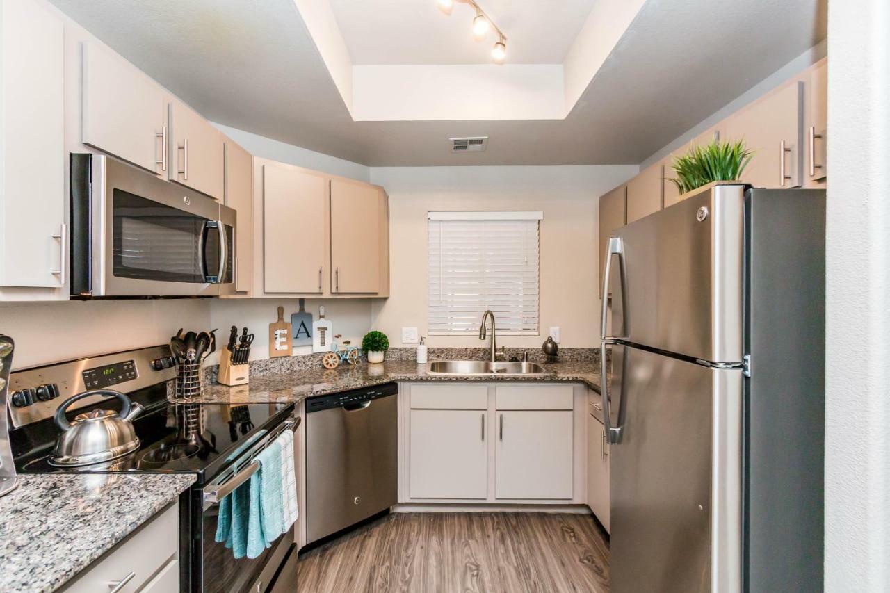 3 Bedroom - Tpc Golf, Shopping & Dining 3 Miles With Parking -1025
