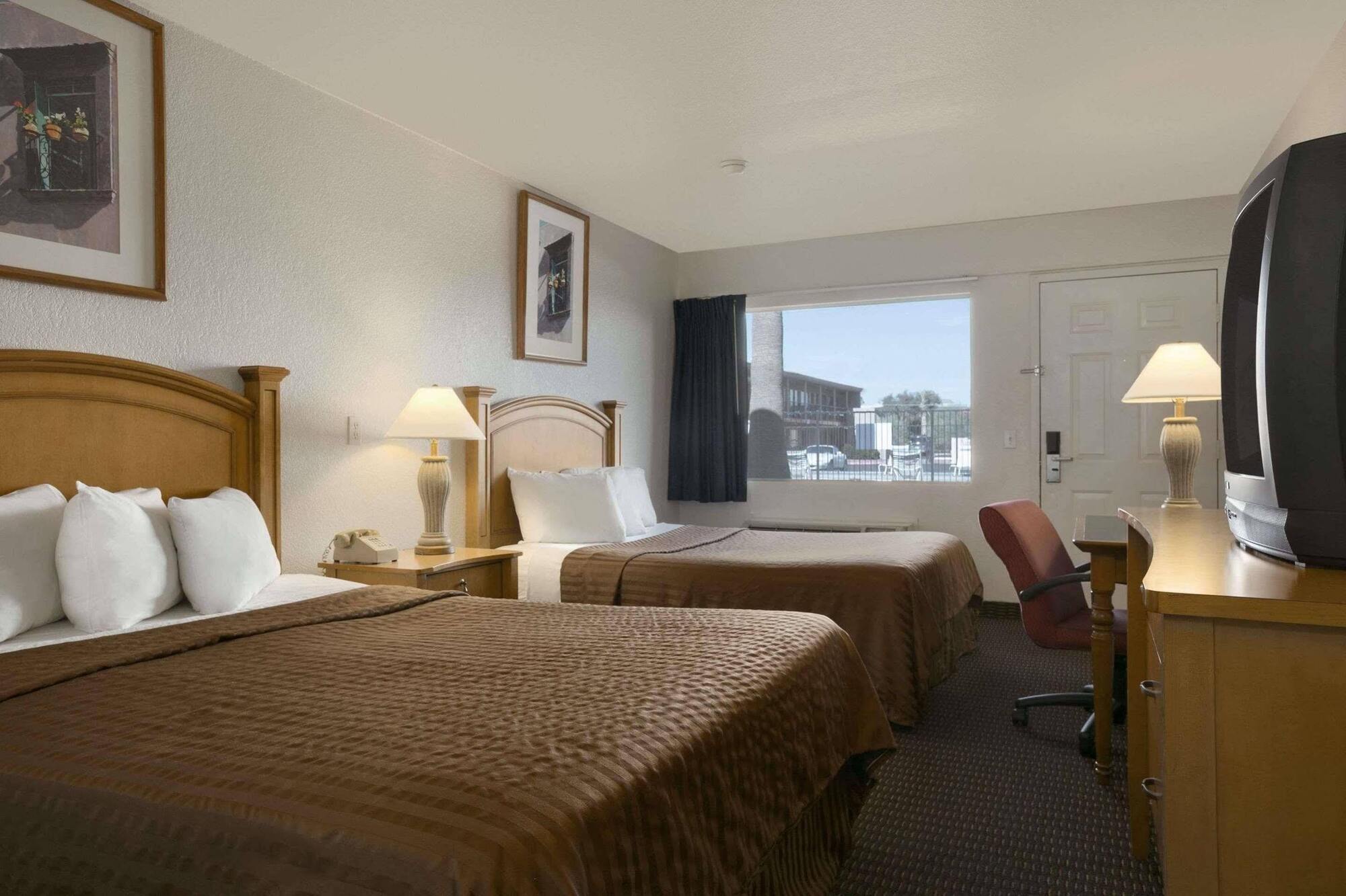 Rodeway North I-17 Hotel 2*