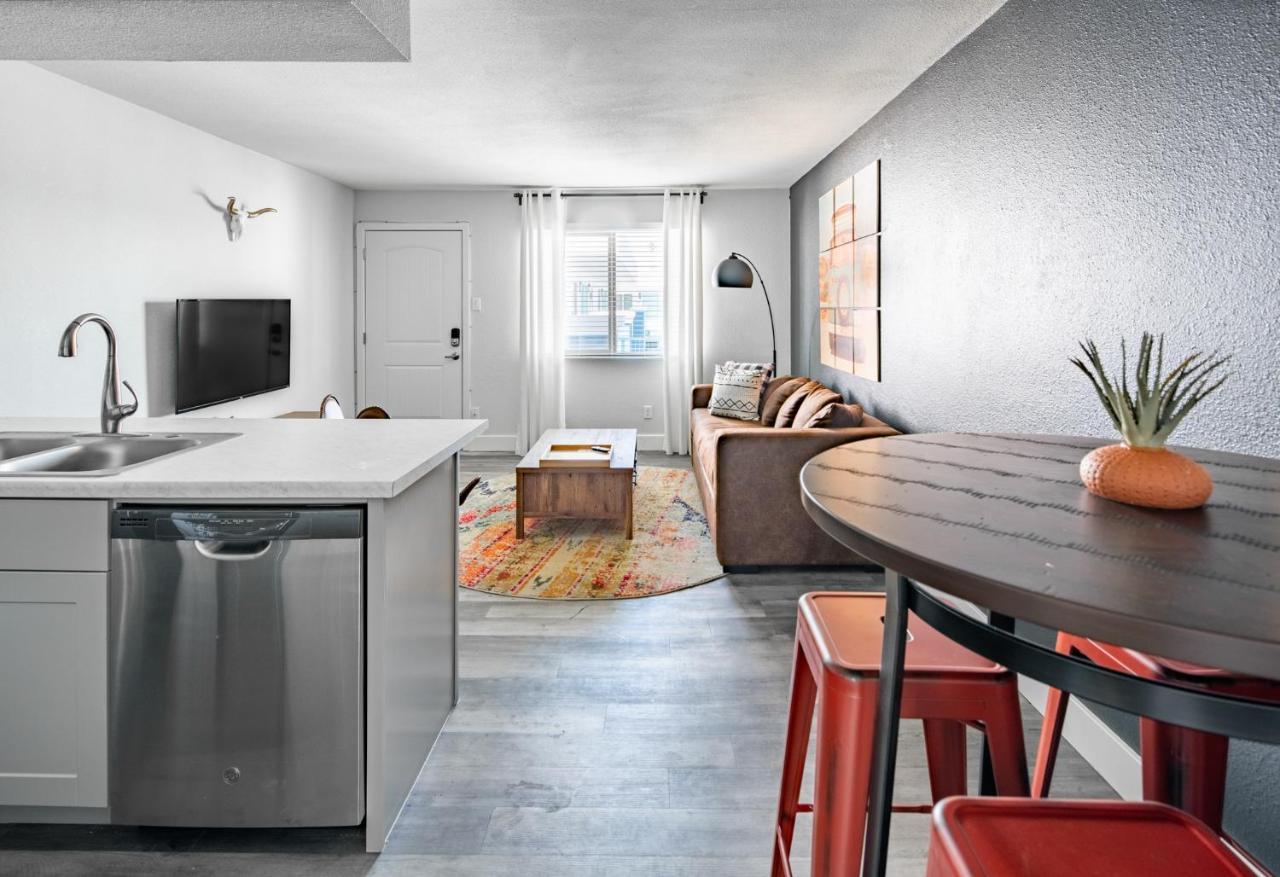 Wanderjaunt - Camelback East Apts *