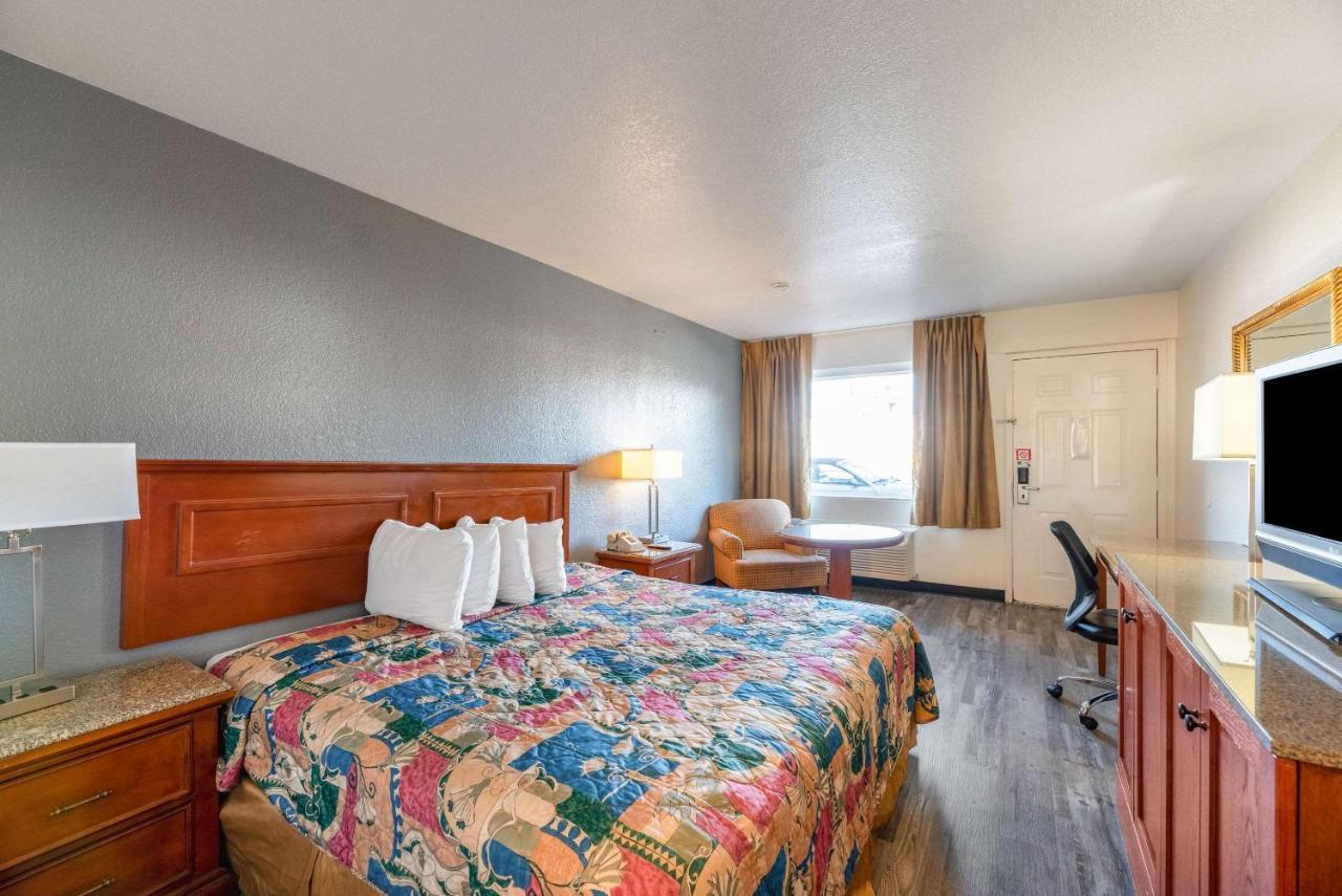 Lodge Econo North I-17