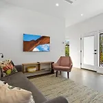 Modern 1-Bedroom Apartment - 80 Walkscore!