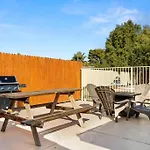 Charming Studio Overlooking The Pool.