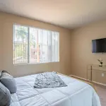 Modern 2Br Oasis Pool, Gym & Parking Near Airport