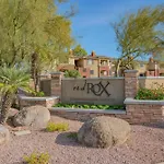 Modern 2Br Oasis Pool, Gym & Parking Near Airport