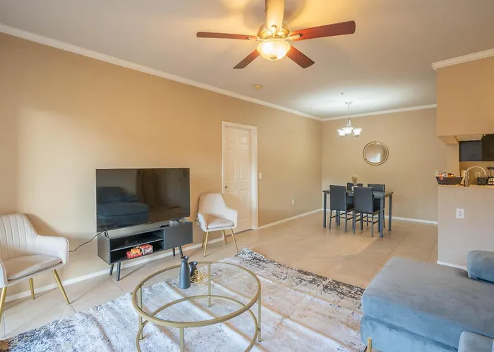 Modern 2Br Oasis Pool, Gym & Parking Near Airport
