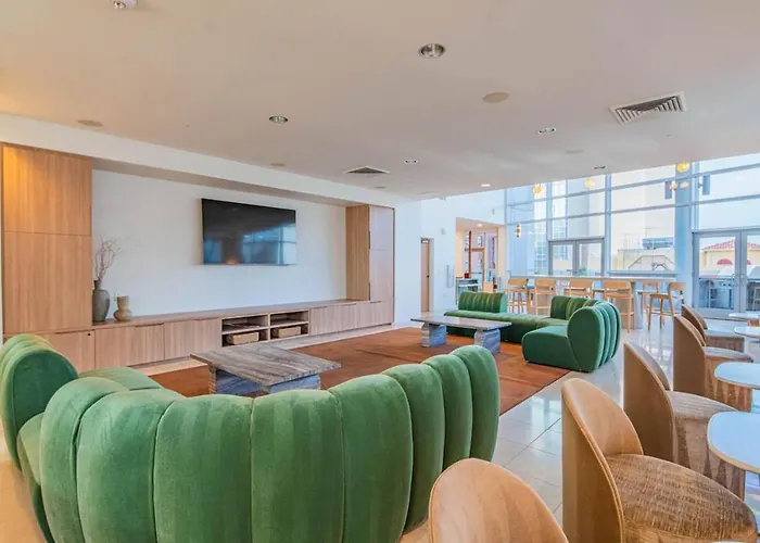 Elegant 28Th Floor High Rise, Gym, Parking, Pool, Golf