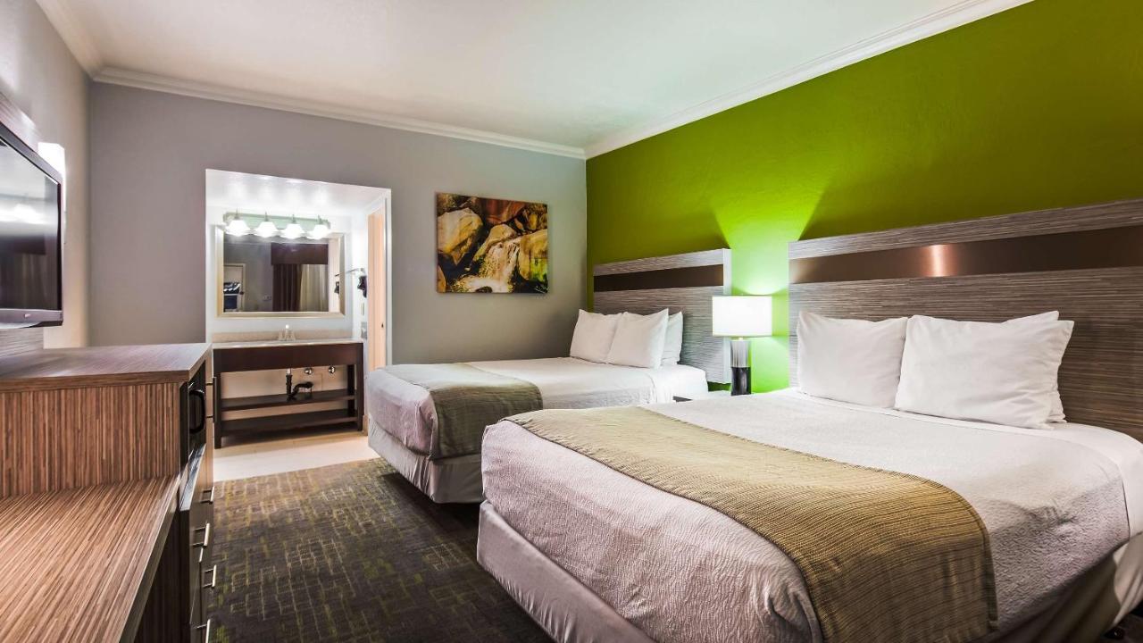 Hotel Western Innsuites & 3*