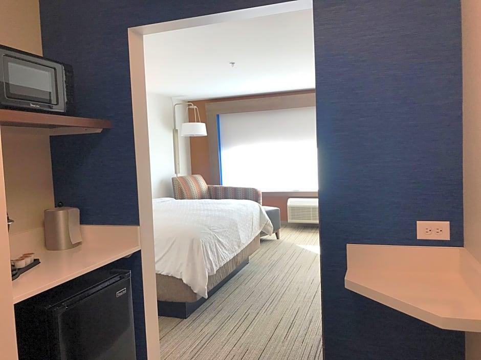 Express & - - Airport North By Ihg Hotel 3*