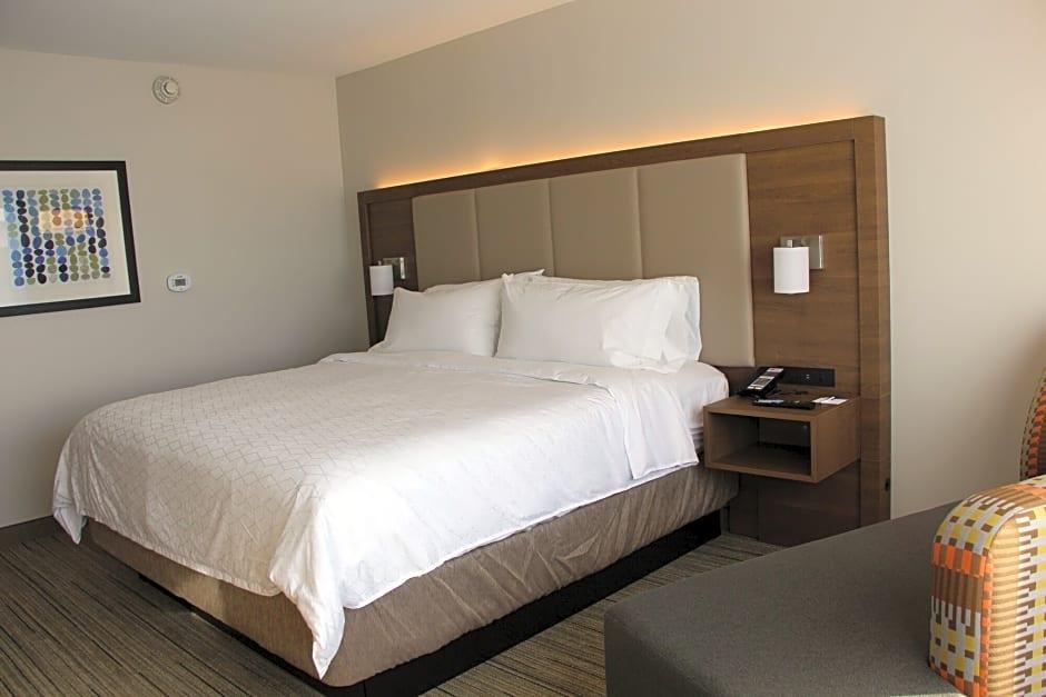 Express & - - Airport North By Ihg Hotel