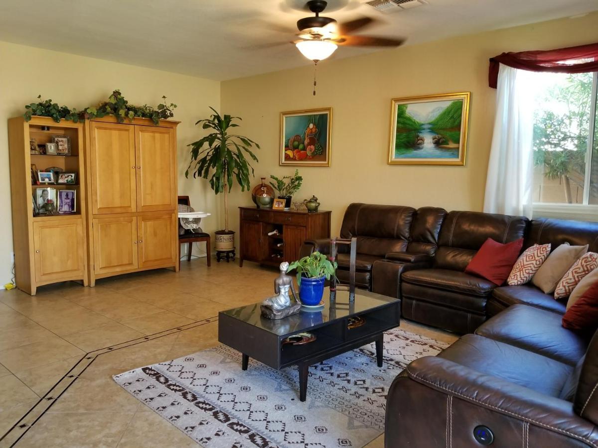 Near Freeways And Airport Homestay *
