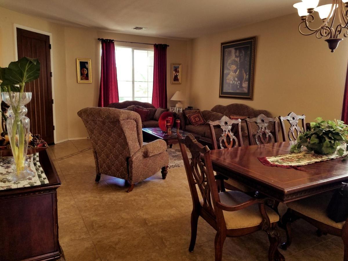 Near Freeways And Airport Homestay *