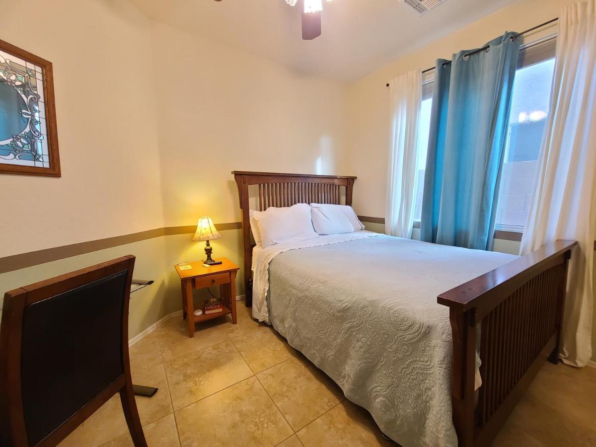 Near Freeways And Airport Homestay *
