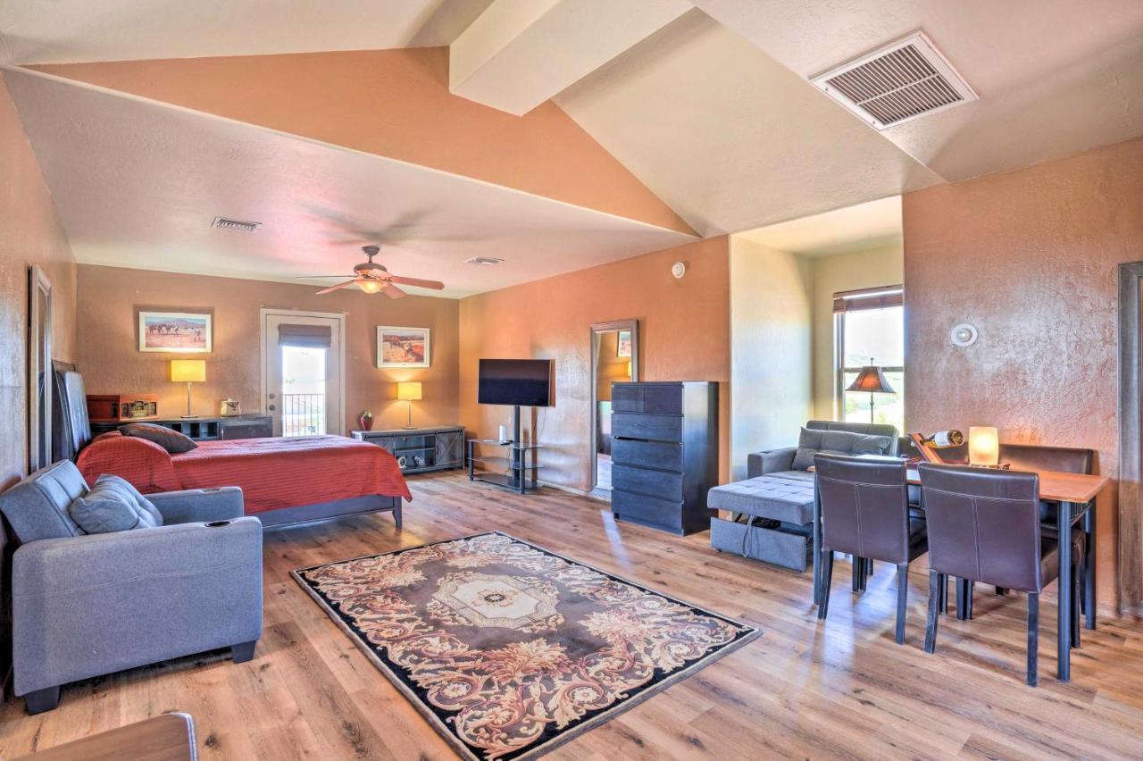 Dreamy Desert With Deck And Pool Access! Apartment *