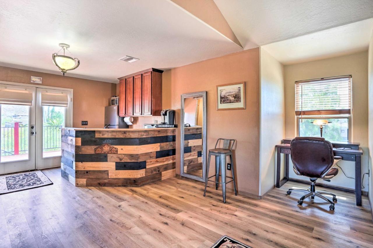 Dreamy Desert With Deck And Pool Access! Apartment