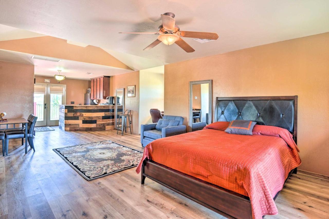 Apartment Dreamy Desert With Deck And Pool Access!