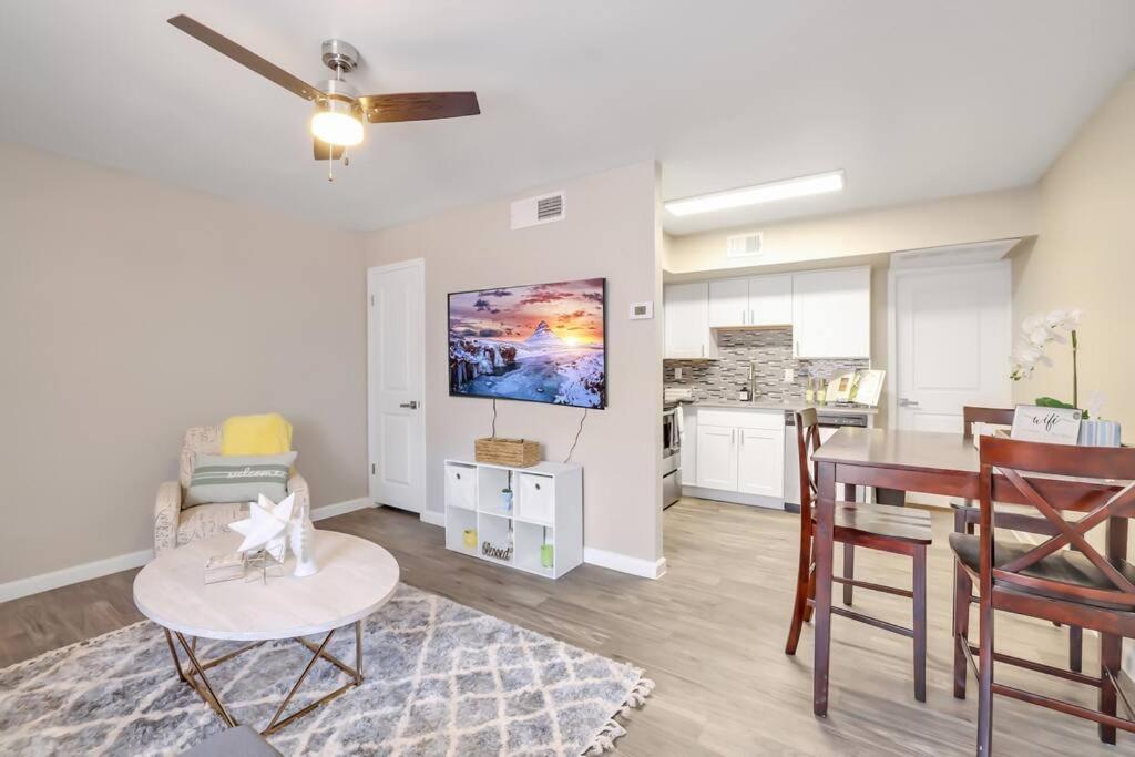 Cozy W Pool And Free Parking At