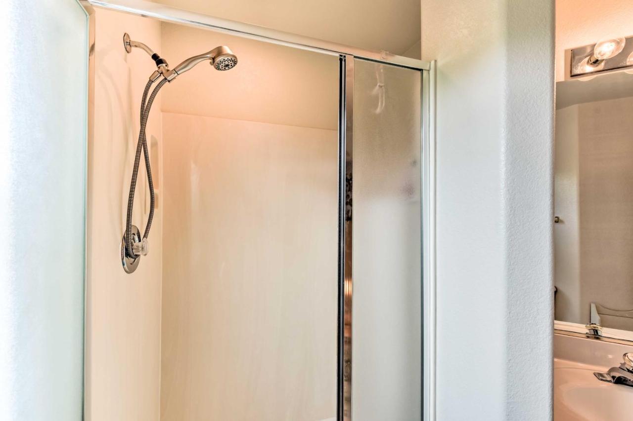 Apartment With Balcony And - 14 Mi To Downtown
