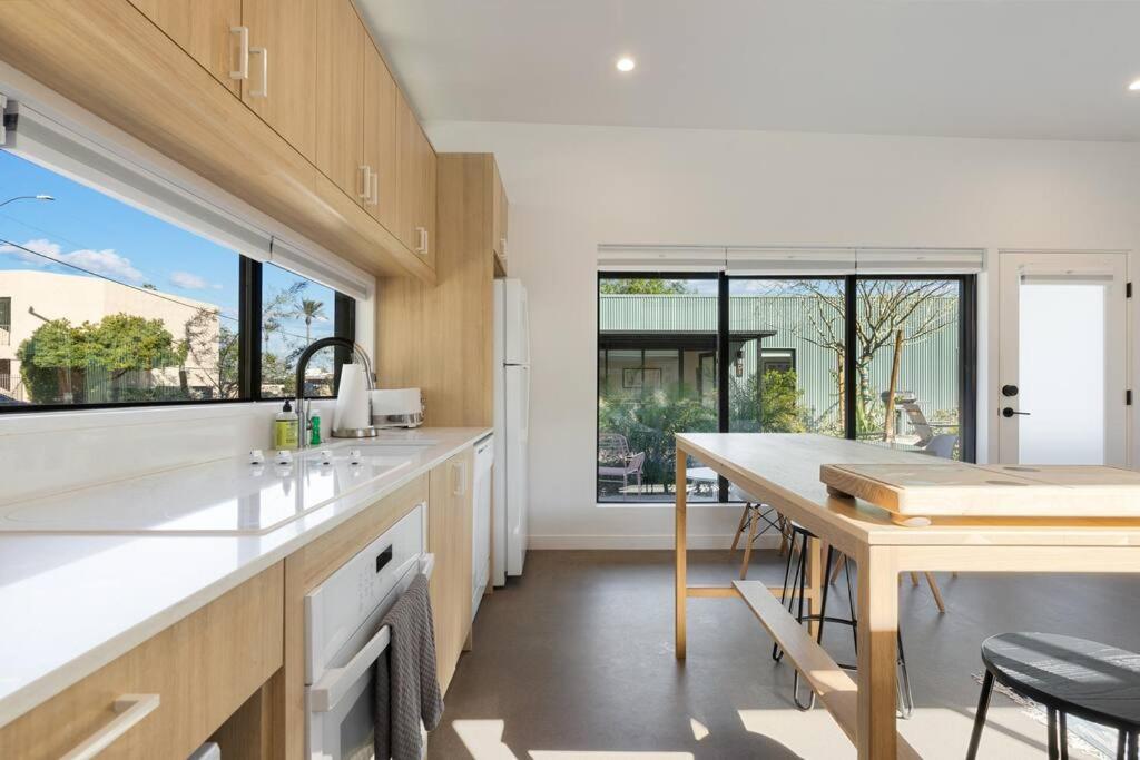 Eco-friendly 1-bedroom - 80 Walkscore! Apartment
