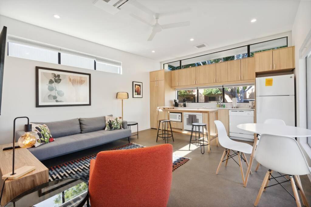 Eco-friendly 1-bedroom - 80 Walkscore! Apartment