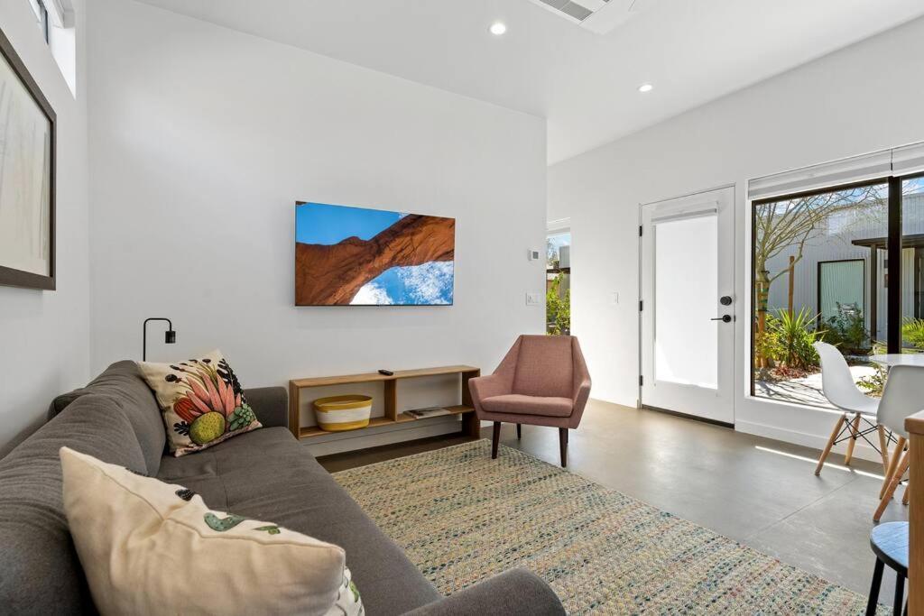 Modern 1-bedroom - 80 Walkscore! *