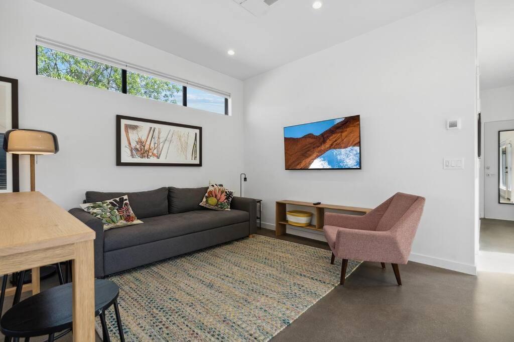 Modern 1-bedroom - 80 Walkscore!
